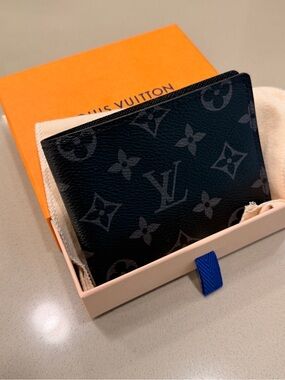 Louis Vuitton Men’s Multiple Wallet in Monogram Eclipse